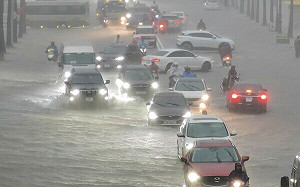 (影) 颱風劍魚襲越南！河內街頭嚴重淹水