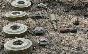 (影) 百萬地雷佈烏領土! 遍佈1/4國土 俄佈雷車接連被炸 俄兵拆雷當場爆