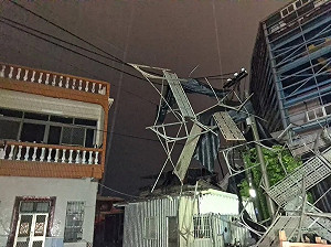 高雄突降大雷雨!鷹架倒塌致旗津逾3千戶停電   勞工局調查