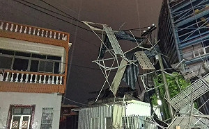 高雄突降大雷雨！鷹架倒塌致旗津逾3千戶停電   勞工局調查