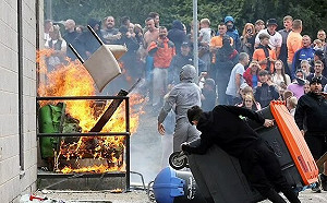 (影) 針對英女性暴力犯罪率飆升! 極右派發起國旗革命反移民 馬斯克也響應
