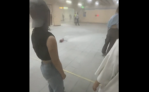 捷運板橋站驚魂！怪男持滅火器襲擊練舞學生 嫌犯拒絕透露動機