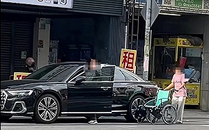 7旬老翁坐輪椅仍駕車!網驚「太扯」 警方將調查駕駛資格