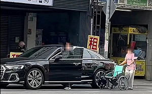 7旬老翁坐輪椅仍駕車！網驚「太扯」 警方將調查駕駛資格