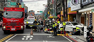 土城驚悚車禍!無照男失控逆向暴衝 撞翻機車致9人受傷6人送醫