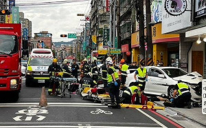 土城驚悚車禍！無照男失控逆向暴衝 撞翻機車致9人受傷6人送醫