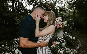 (影) 泰勒絲被求婚了！甜蜜曬千萬鴿子蛋鑽戒