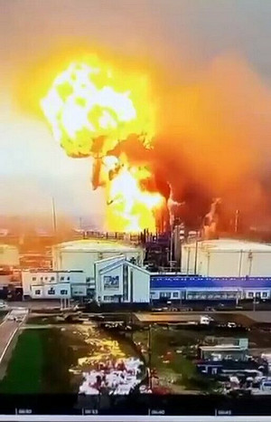 (影) 俄煉油廠被炸燒5天!烏打燃料港、燒核電站 台灣這廠商也受波及
