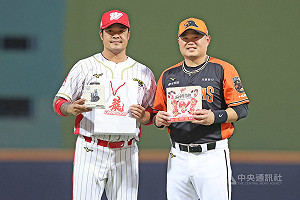 胡金龍球員生涯天母最終戰  林智勝送禮溫馨擁抱