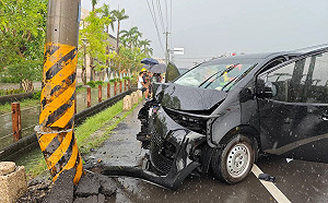 (影)《花甲》劇組車禍 衝撞瞬間曝光！ 9人巴爆胎猛撞電桿