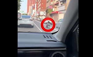 新竹2孩童駕電動玩具車上路引網路熱議！業者憂高度太低恐遭汽車忽略