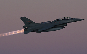 （影）烏2架F-16戰機紅軍城大開殺戒！美軍P-8黑海掛「這雷達」監視俄軍