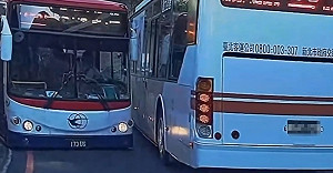 (影)超驚險 九份公車會車 網讚:台灣最強司機!