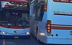 (影)超驚險 九份公車會車 網讚：台灣最強司機！