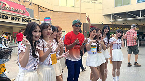 「帥一下」教練駱政宇與啦啦隊合影  台灣小將:女朋友來了