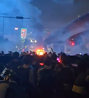 印尼萬人怒圍議會!抗議議員高百倍薪水 警催淚彈鎮壓 傳總統嚇到不敢去北京