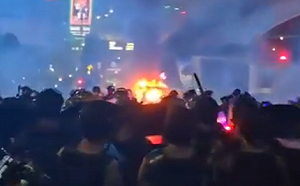 印尼萬人怒圍議會！抗議議員高百倍薪水 警催淚彈鎮壓 傳總統嚇到不敢去北京