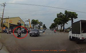 高雄女騎士逆向鑽車陣超扯畫面曝光！網直呼：命很硬