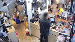 新北男高處丟啞鈴又全裸逛早餐店!警方破門強制送醫治療