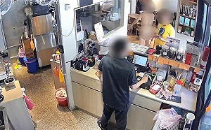 新北男高處丟啞鈴又全裸逛早餐店！警方破門強制送醫治療