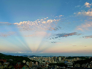 天空舞台燈開了?清晨天空出現絕美「維納斯帶」 鄭明典揭真相