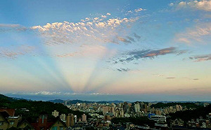 天空舞台燈開了？清晨天空出現絕美「維納斯帶」 鄭明典揭真相