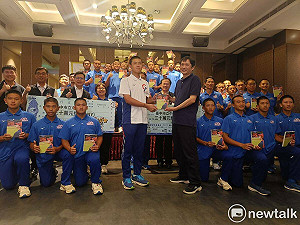 (影)拿下雙料青少棒世冠軍 何昱奇兌現承諾大發60萬獎金