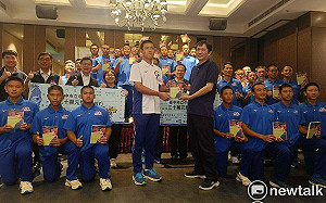 （影）拿下雙料青少棒世冠軍 何昱奇兌現承諾大發60萬獎金