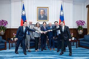 美參院軍委會主席訪台!賴清德贈F-16戰機飛行夾克  3意義曝光