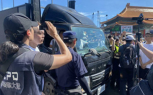 民眾黨走讀對峙》群眾喊「還我路權」、警方舉牌要求停止活動 