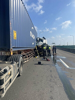 台61線彰化芳苑段2大車事故　1傷意識清楚送醫