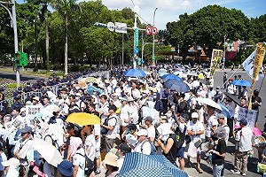 綠控黃國昌勒警、企圖開車衝封鎖線 民眾黨駁斥:錯誤訊息挑動對立