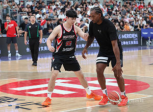 球星雷納德桃園巨蛋互動  秀球技撲克臉惹笑球迷