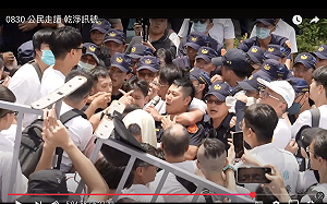 民眾黨「走讀」失序釀8警傷　內政部怒斥挑釁公權力、3罪送辦