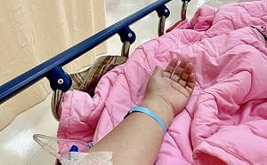 健康亮紅燈！綠委伍麗華腰痛、發燒又胸痛　掛點滴急診後宣布停工2天