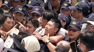 遭黃國昌勒脖警喊「他沒惡意」律師:一般人當場被大外割以現行犯移送