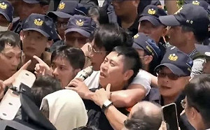 遭黃國昌勒脖警喊「他沒惡意」律師：一般人當場被大外割以現行犯移送