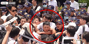 轟黃國昌勒警脖子還造謠警在笑  律師:妨害公務無法私了  最重3年徒刑!