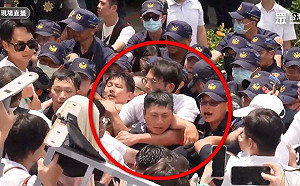 轟黃國昌勒警脖子還造謠警在笑  律師：妨害公務無法私了  最重3年徒刑！