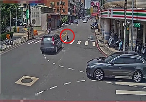 71歲老翁視力不好仍駕車!闖紅燈撞飛16歲少女 驚悚畫面曝光