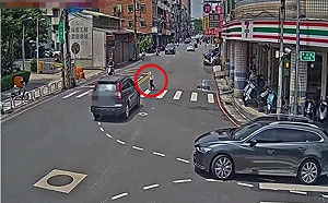 71歲老翁視力不好仍駕車！闖紅燈撞飛16歲少女 驚悚畫面曝光