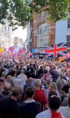 (影) 英澳反移民示威升級! 多地示威者對峙 馬斯克「這推文」火上澆油....