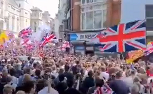 (影) 英澳反移民示威升級! 多地示威者對峙 馬斯克「這推文」火上澆油.... 