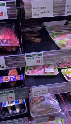(影)全聯「蛇」出沒！網笑「雞胸肉沒去皮」？業者回應了