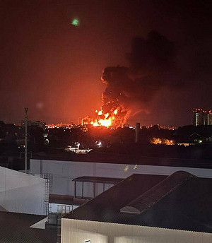 (影) 澤連斯基嗆全面縱深攻擊! 烏軍大轟俄煉油廠、化工廠 烽火四起