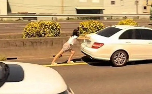 國道驚現「神力女超人」徒手推故障車！國道警察告誡：已違規