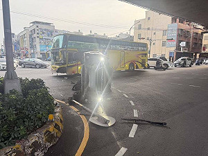 高雄路口驚險車禍!休旅車翻覆「90度橫躺」 幸僅1人輕傷