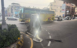 高雄路口驚險車禍！休旅車翻覆「90度橫躺」 幸僅1人輕傷