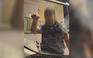 台南公車司機攔車怒嗆！遭嗆者PO網討拍   網不買單：說不定是3寶開車