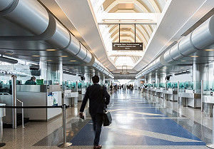 他被美拒入境 原來竟是中共高官子！關小黑屋盤問36小時 涉驚天大外宣操作